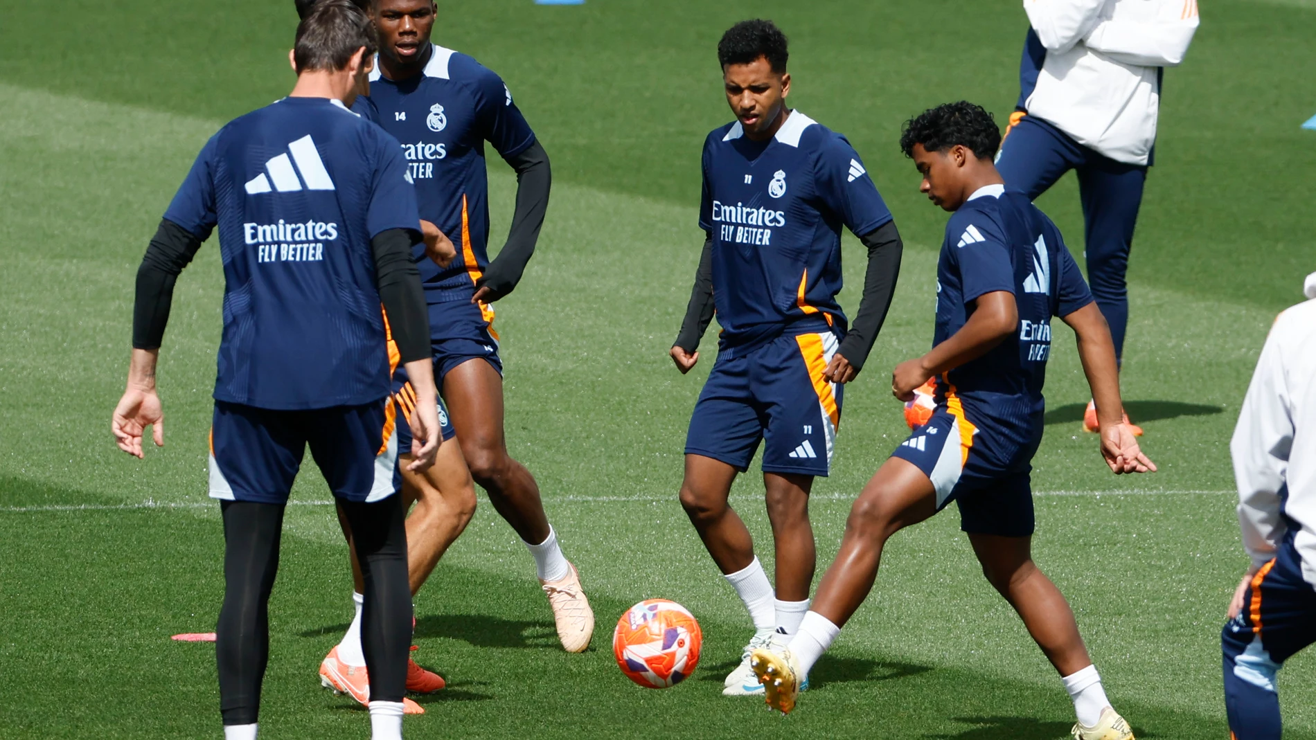MADRID, 03/05/2025.- Los jugadores del Real Madrid Aurélien Tchouaméni (i-d), Rodrygo Goes y Endric participan en un entrenamiento del equipo en la Ciudad Deportiva de Valdebebas (Madrid) este sábado. El Real Madrid se enfrenta mañana, domingo, al Celta de Vigo en un partido de LaLiga. EFE/ Juan Carlos Hidalgo