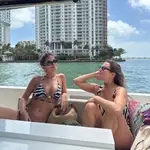Marta y María Pombo en un barco en Miami.