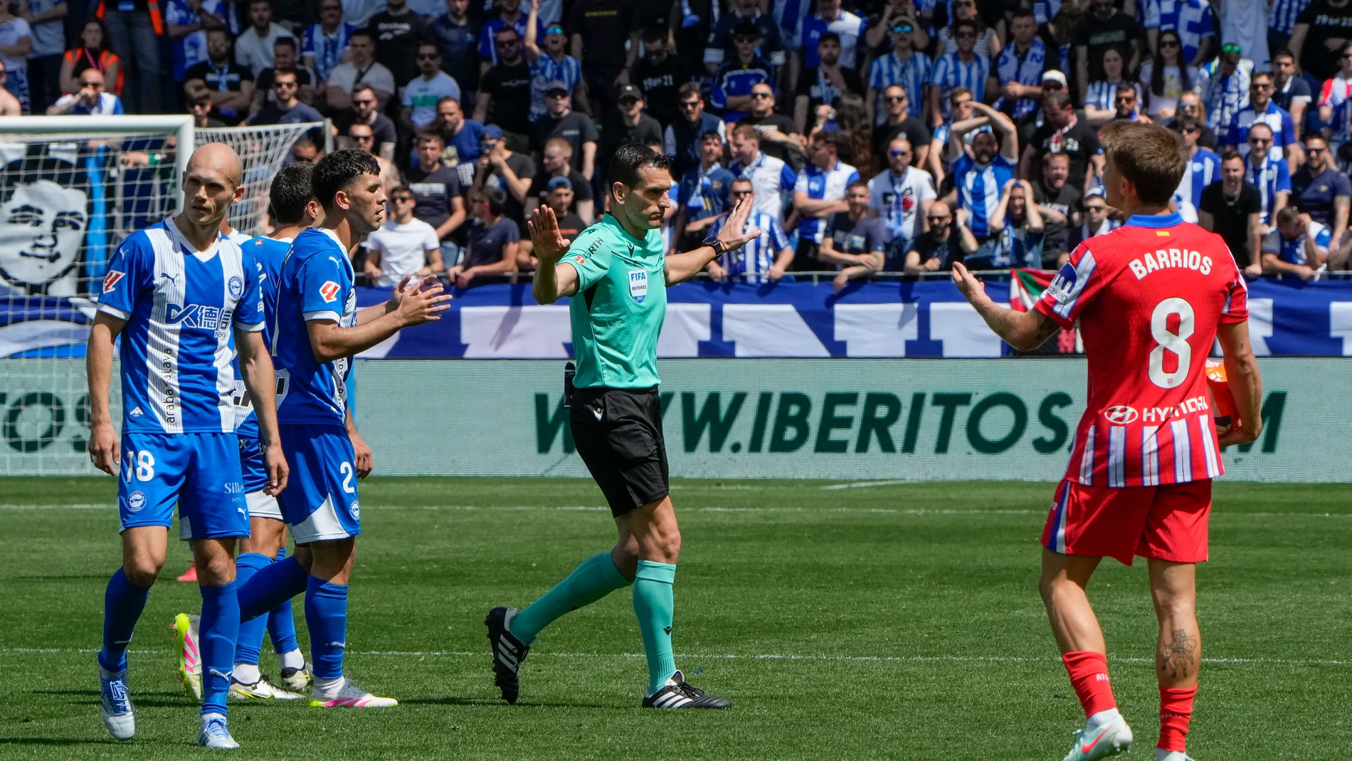 VITORIA-GASTEIZ, 03/05/2025.- Pablo Barrios (d), del Atlético Madrid, y Antonio Blanco (i) y Carles Aleñá (2i), del Deportivo Alavés, hablan con el árbitro durante el partido de LaLiga que enfrenta a su equipo contra el Deportivo Alavés este sábado en el estadio de Mendízorrotza en Vitoria-Gasteiz. EFE/ Adrian Ruiz Hierro