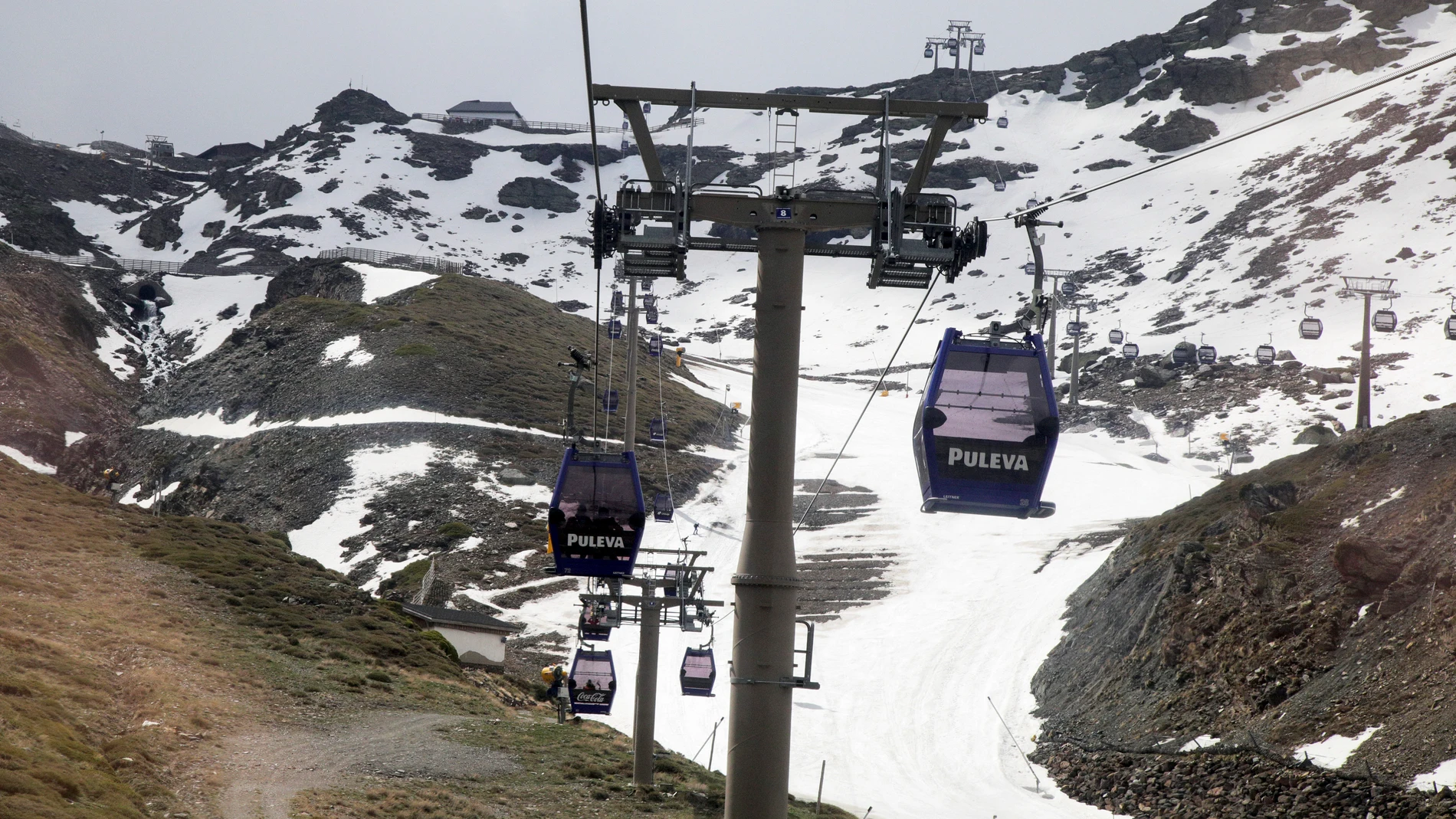 GRANADA (ANDALUCÍA), 03/05/2025.- Persona disfrutan de la nieve en la jornada de cierre de la temporada invernal de la estación de esquí de Sierra Nevada este sábado, en Borreguiles (Granada).EFE/ Pepe Torres