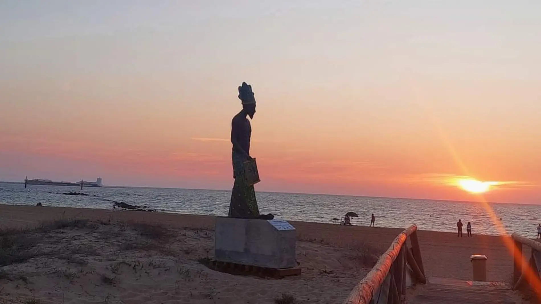 Escultura del dios Melkart en la costa de Cádiz