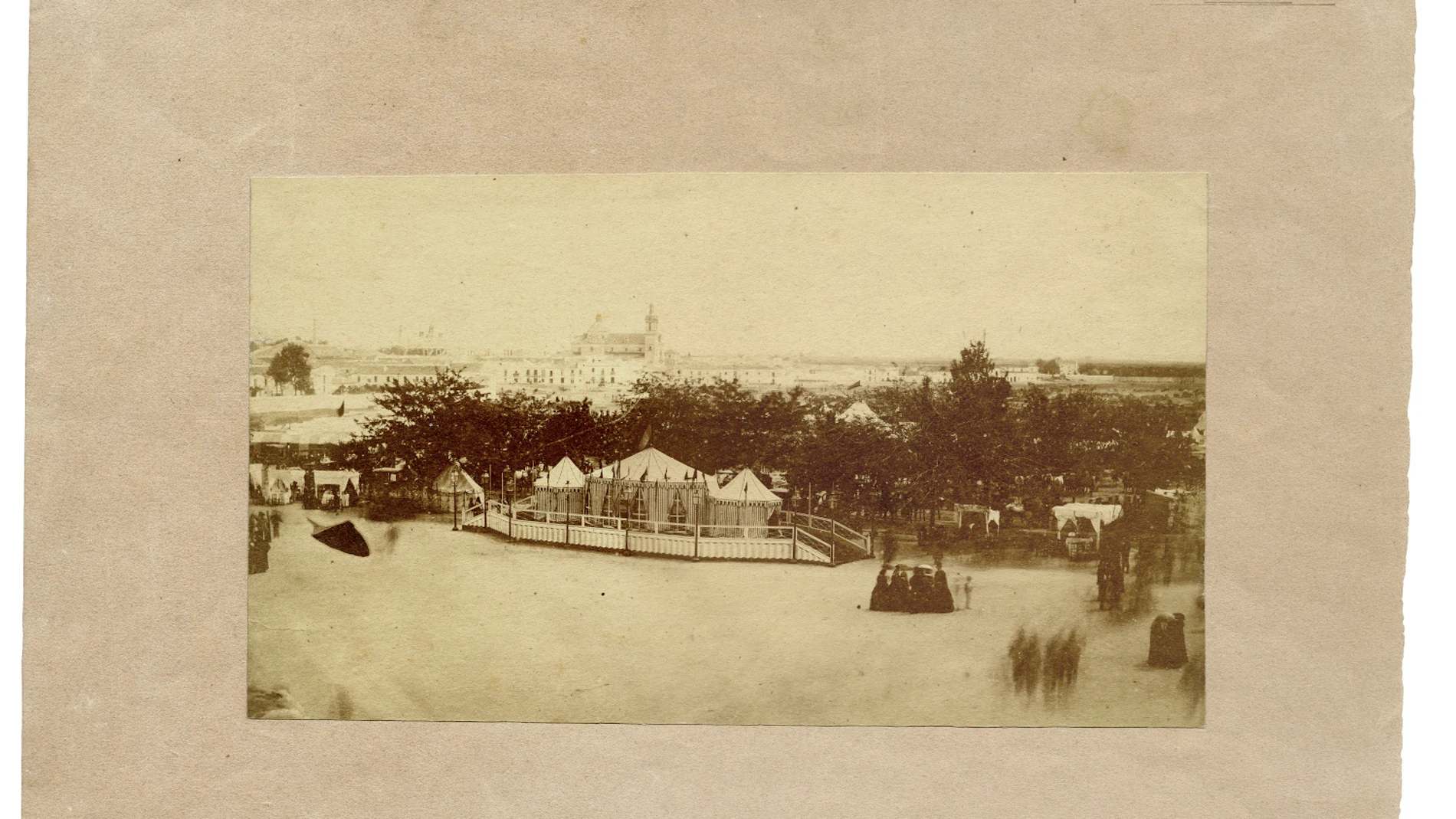 SEVILLA, 03/05/2025.- Una exposición que se puede ver en el Museo de Bellas Artes de Sevilla ha sacado a la luz la primera fotografía que se realizó en la Feria de Abril de Sevilla, que corresponde a una vista de una caseta de los duques de Montpensier en 1859. En un comunicado, la Consejería de Cultura y Deporte ha informado de que la imagen forma parte de una muestra que reúne los fondos de la colección Fernández Rivero y muestra un conjunto de tres tiendas montadas sobre una tarima en el P...