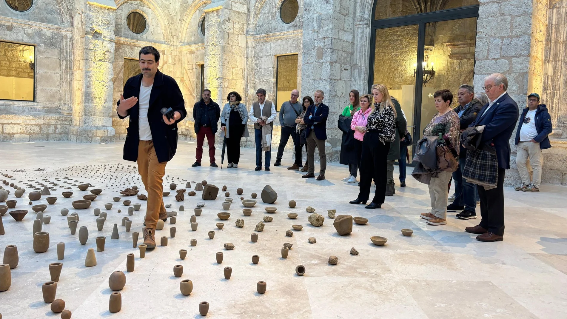 El Monasterio de San Juan de Burgos acoge la muestra 'Escribir la historia. 100 kilos de barro', compuesta por cientos de piezas de barro hechas a mano por el artista Alberto Odériz