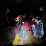 AMP.- Rescatado el espeléologo de 60 años herido en una cueva de Arredondo y evacuado en helicóptero