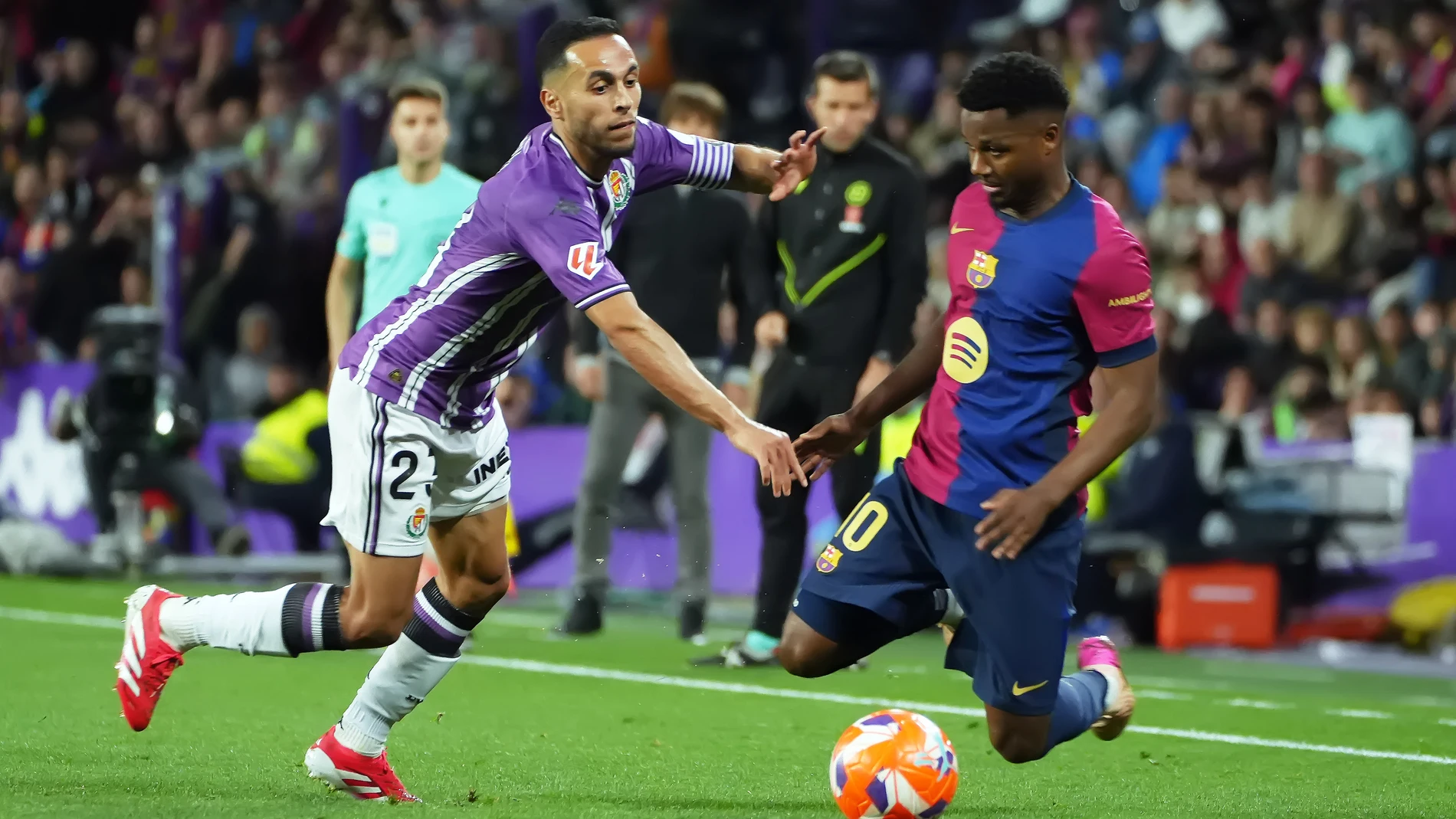 VALLADOLID, 03/05/2025.- El centrocampista del Valladolid Anuar Mohamed Tuhami pelea un balón ante el delantero del Barcelona Ansu Fati (d) durante el partido de LaLiga de fútbol que Real Valladolid y FC Barcelona disputan este sábado en el estadio José Zorrilla. EFE/R. García