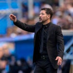 Simeone da indicaciones en la banda de Mendizorroza