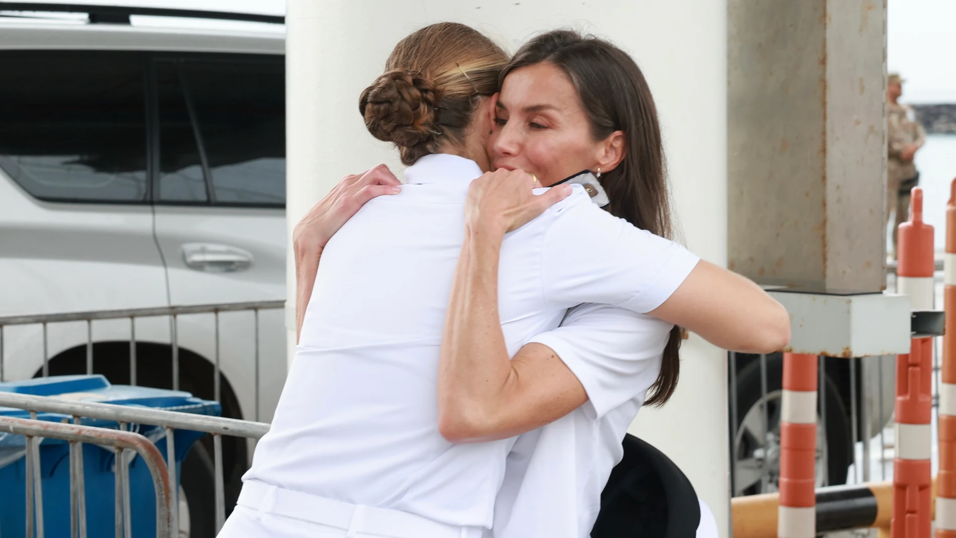 Panama City (Panama), 03/05/2025.- A handout photo made available by Casa de S.M. El Rey shows Spain's Queen Letizia (R) embracing her daugther, the Princess of Asturias, Leonor de Borbon, at their reunion during a stopover of the Spanish Navy training ship Juan Sebastian Elcano in Panama City, Panama, 03 May 2025. The Spanish Navy training ship Juan Sebastian Elcano, carrying Spanish Crown Princess Leonor, arrived in Panama as part of its training trip around the American continent, where it...