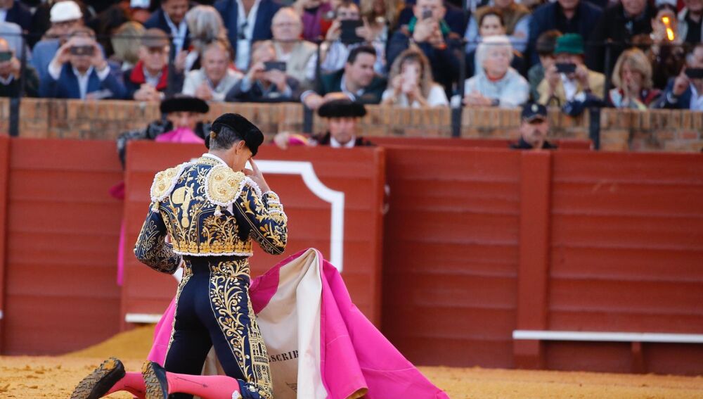 El idilio continúa: Escribano, dos trofeos de un gran toro de Victorino ...