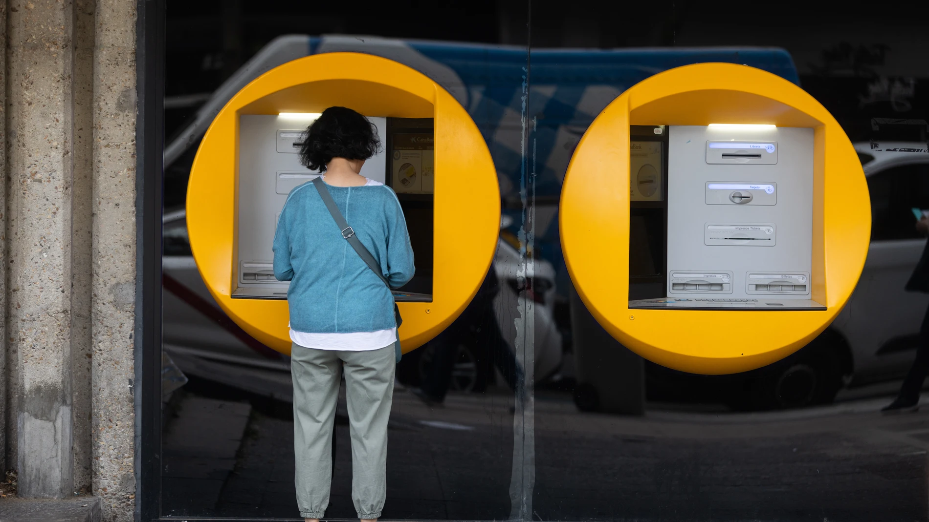 Una mujer saca dinero de un cajero en Madrid, el día después del apagón