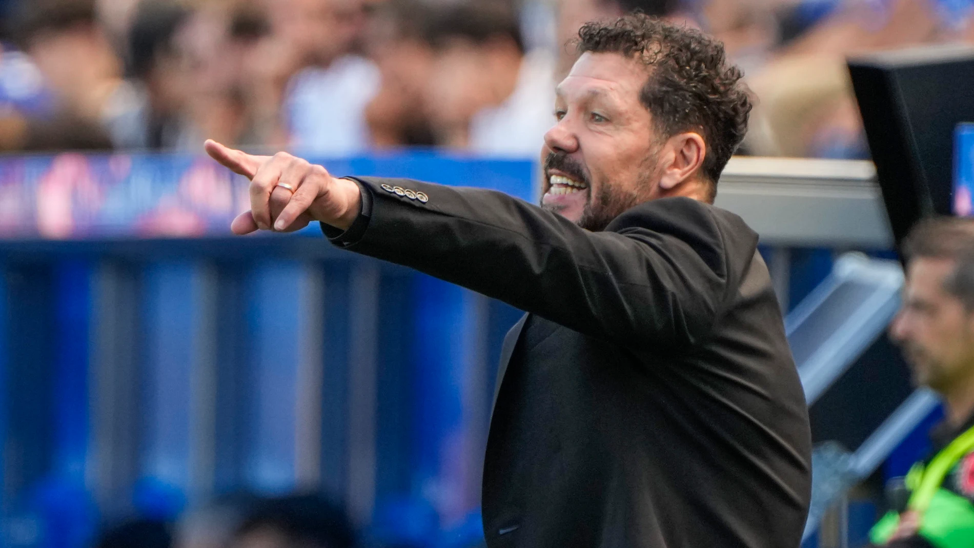 VITORIA-GASTEIZ, 03/05/2025.- El entrenador del Atlético de Madrid, Diego Pablo Simeone, durante el partido de LaLiga EA sports que enfrenta a sus equipos este sábado en el estadio de Mendízorrotza en Vitoria-Gasteiz. EFE/ ADRIAN RUIZ HIERRO