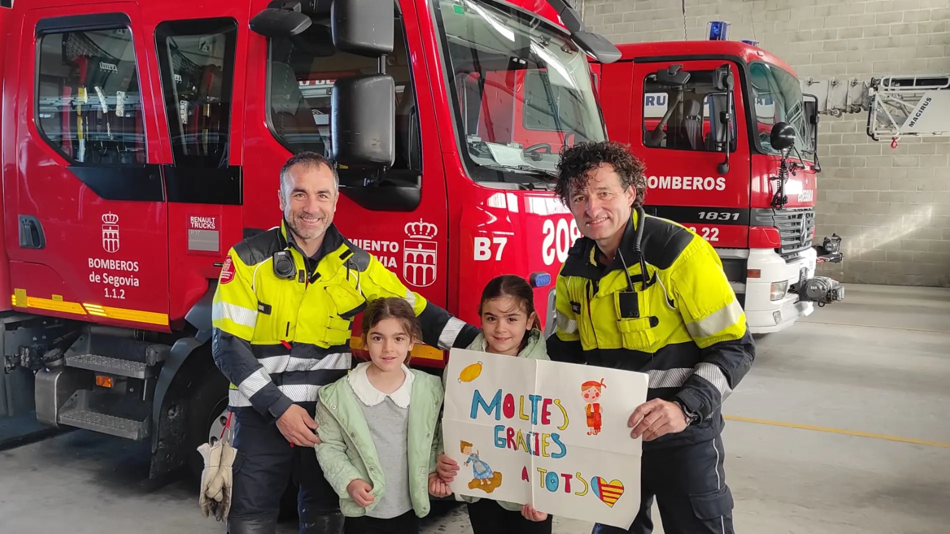 La visita de una familia afectada por la DANA que emociona a los bomberos de Segovia