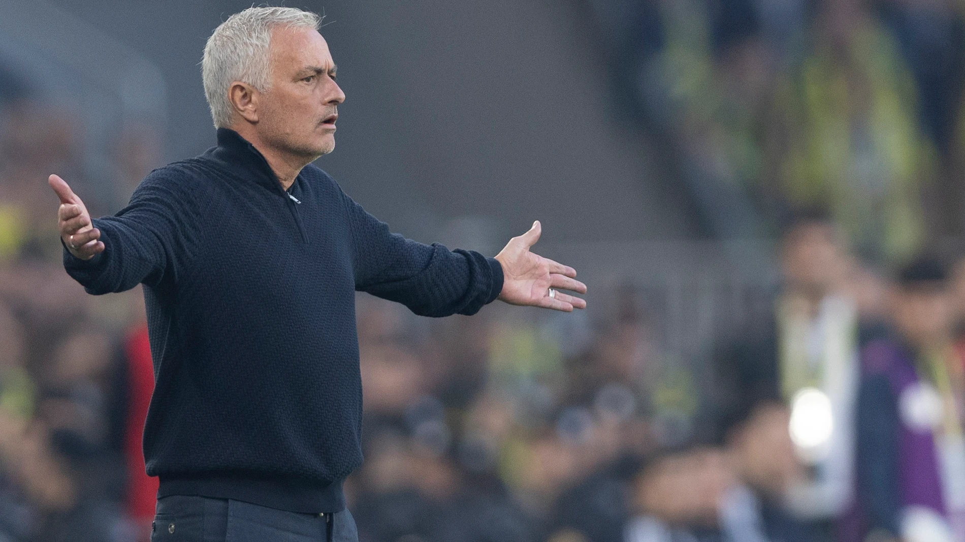 ISTANBUL (Turkey), 04/05/2025.- Fenerbahce's head coach Jose Mourinho reacts during the Turkish Super League match between Fenerbahce and Besiktas in Istanbul, Turkey, 04 May 2025. (Turquía, Estanbul) EFE/EPA/TOLGA BOZOGLU