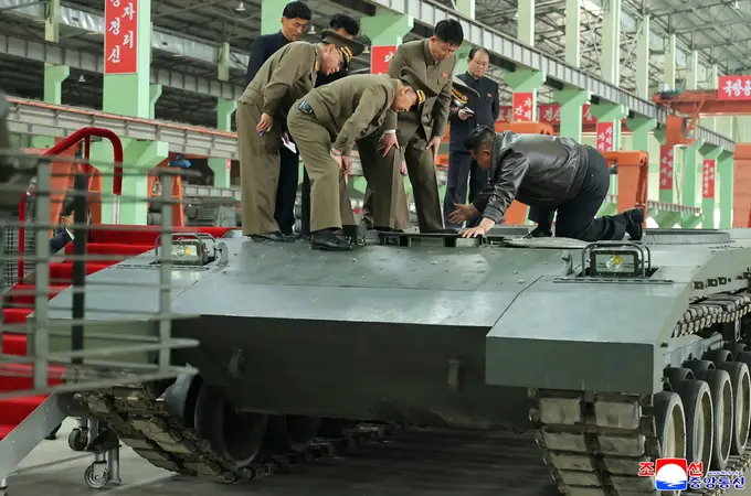 Kim Jong Un reaparece en una visita a una fábrica de tanques Kim Jong Un reaparece en una visita a una fábrica de tanques
