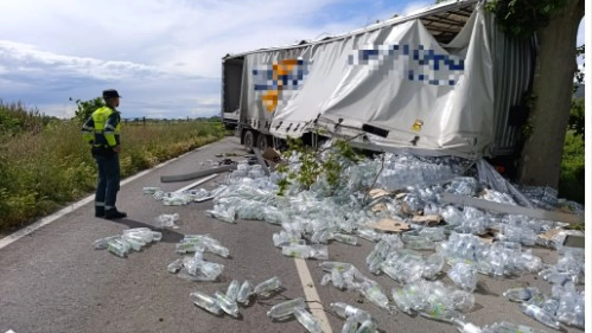 El camión volcado y las gaseosas en la calzada