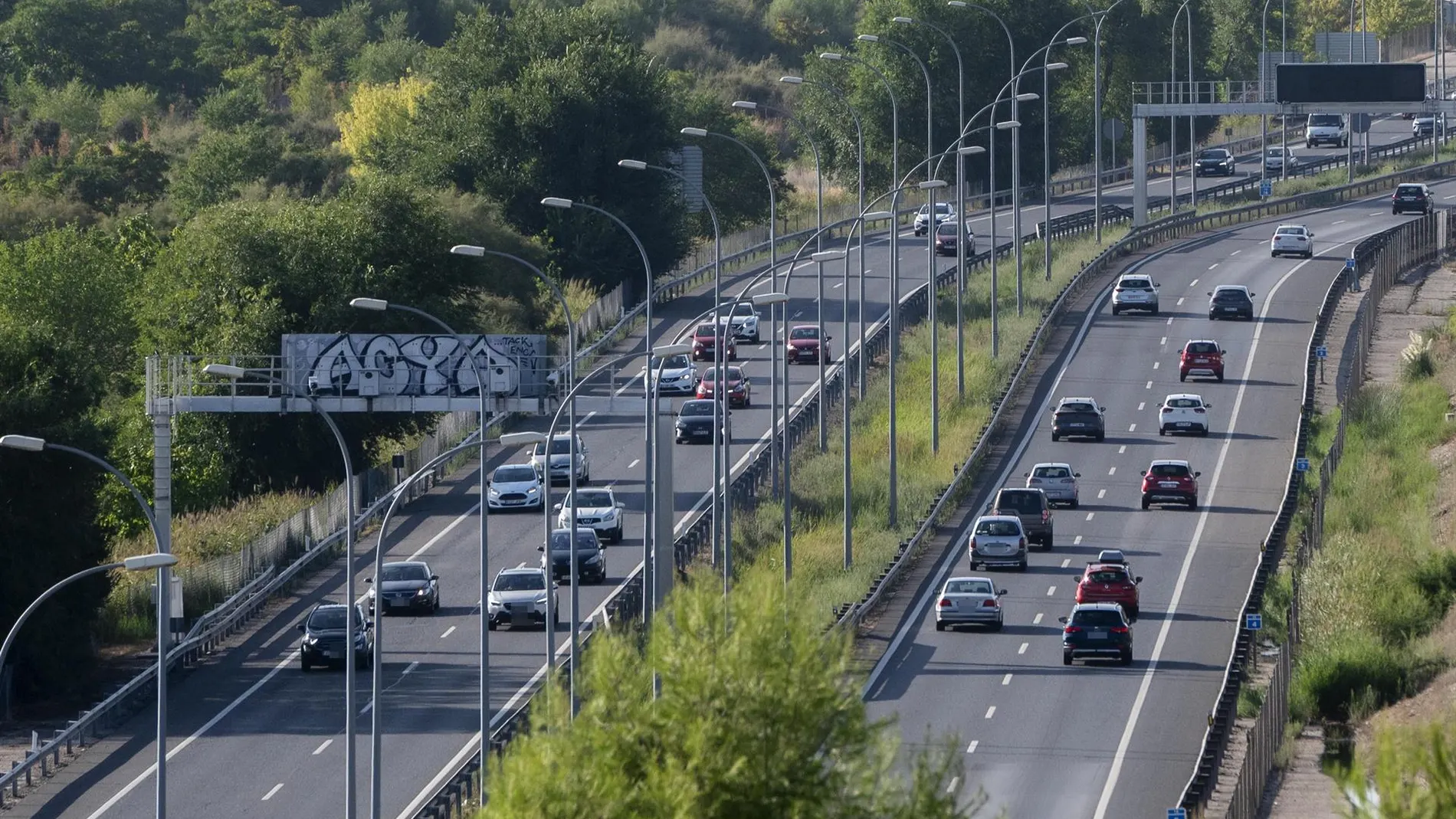 MADRID.-Comienzan las retenciones en las entradas a Madrid en el regreso del Puente de Mayo