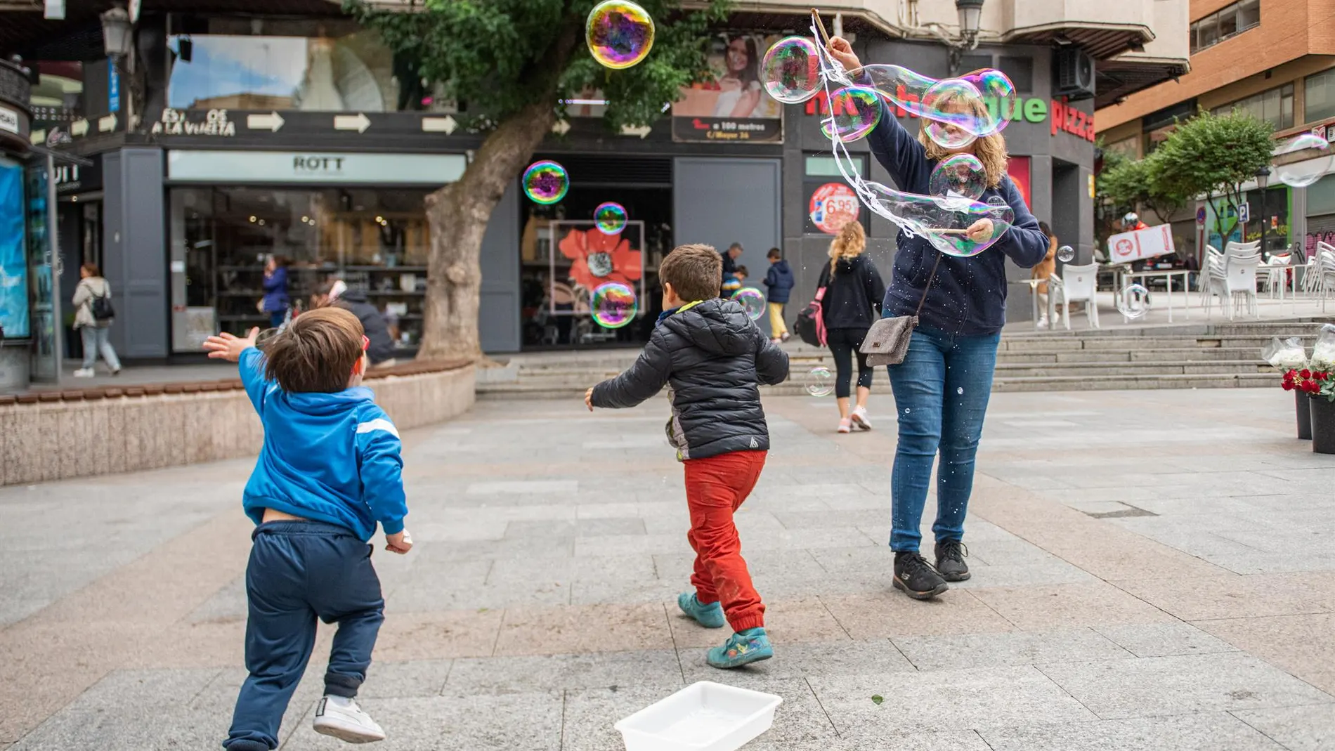 Más de la mitad de madres de familias numerosas se han sentido discriminadas por tener más hijos, según una encuesta