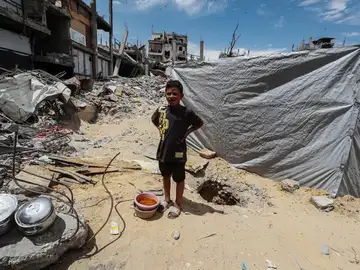 Un niño palestino en una zona de Gaza atacada por Israel Un niño palestino en una zona de Gaza atacada por Israel