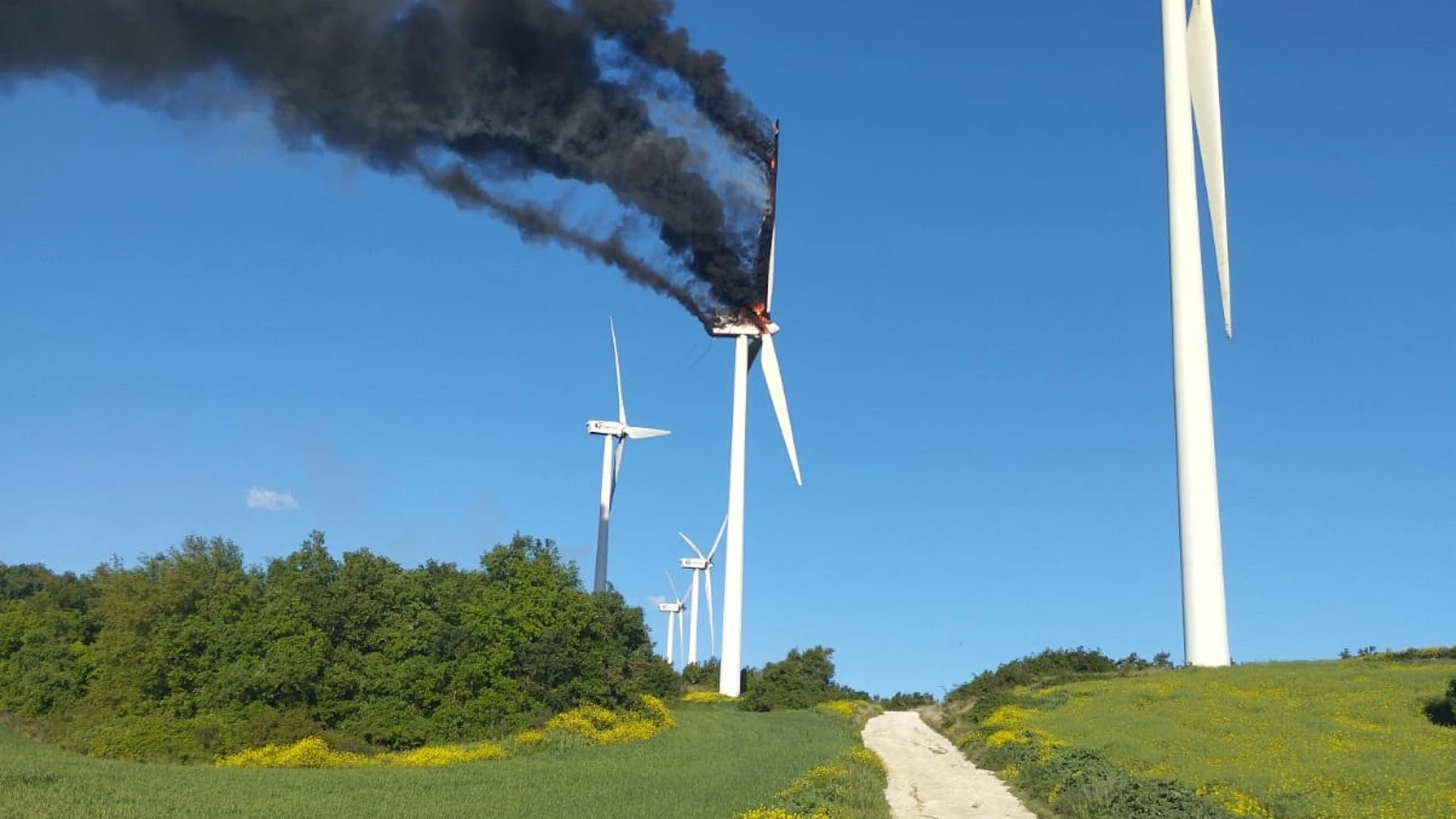 Imagen del aerogenerador ardiendo. REMITIDA / HANDOUT por BOMBEROS DE NAVARRA Fotografía remitida a medios de comunicación exclusivamente para ilustrar la noticia a la que hace referencia la imagen, y citando la procedencia de la imagen en la firma 04/05/2025