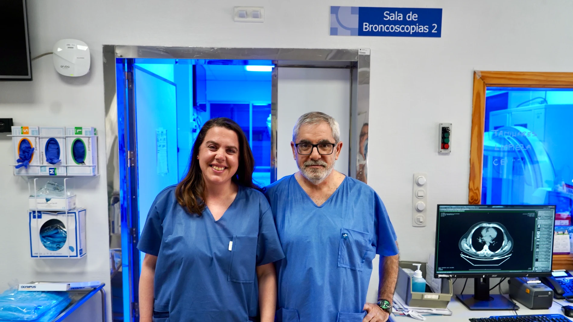 Carlos Disdier Vicente, Jefe del Servicio de Neumología del Clínico de Valladolid, y presidente de la Asociación Española de Endoscopia Respiratoria y Neumología Intervencionista (AEER), junto a la neumóloga Blanca de Vega