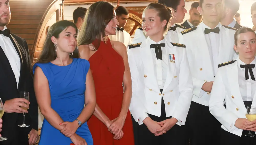 Doña Letizia y Doña Leonor, a bordo del "Elcano" en Panamá