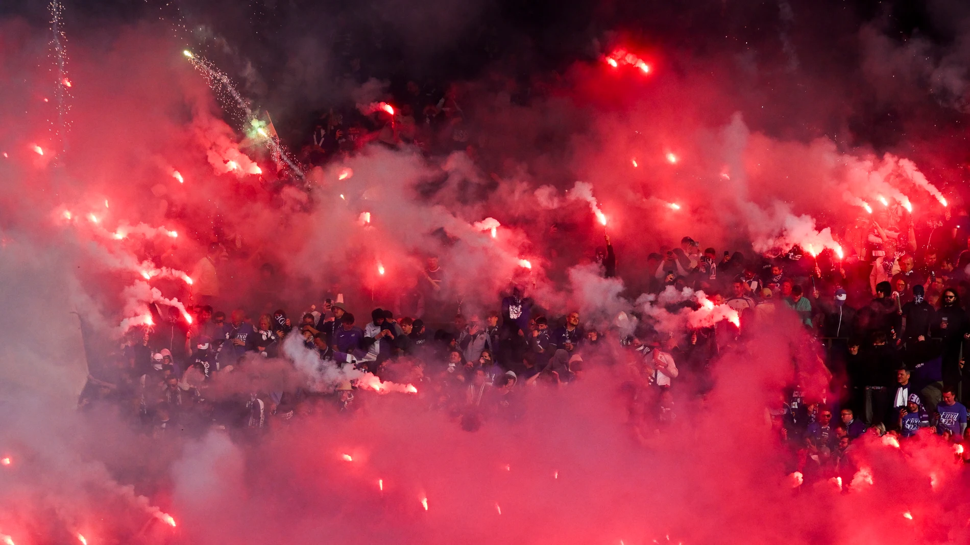 Brussels (Belgium), 04/05/2025.- Supporters of Anderlecht light up flares during the Belgian Cup (Crocky cup) final soccer match between Club Brugge KV and RSC Anderlecht, in Brussels, Belgium, 04 May 2025. (Bélgica, Bruselas) EFE/EPA/Frederic Sierakowski