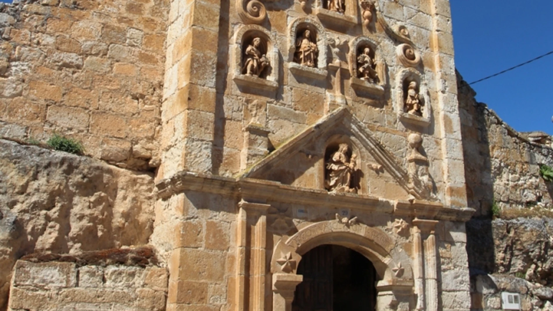 Fachada renacentista que protege a la milagrosa Virgen de la Cueva en Hontangas