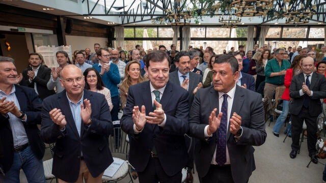 El presidente del PP y de la Junta de Castilla y León, Alfonso Fernández Mañueco, participa en la jornada en Ávila, junto a, entre otros, Miguel Tellado, Francisco Vázquez y Carlos García