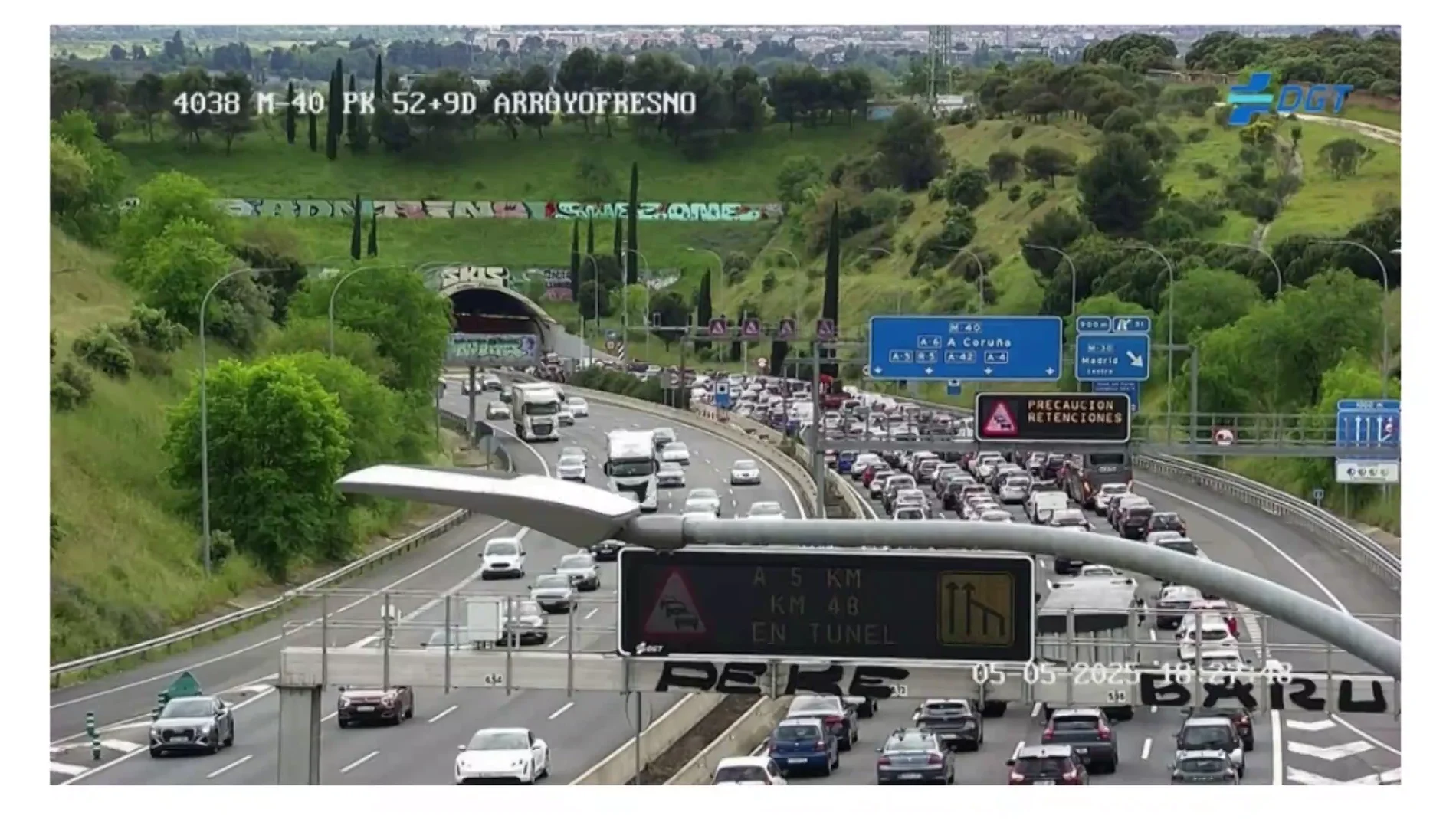 Atasco de más de 10 kilómetros en la M-40 madrileña tras caerse una plancha de un túnel