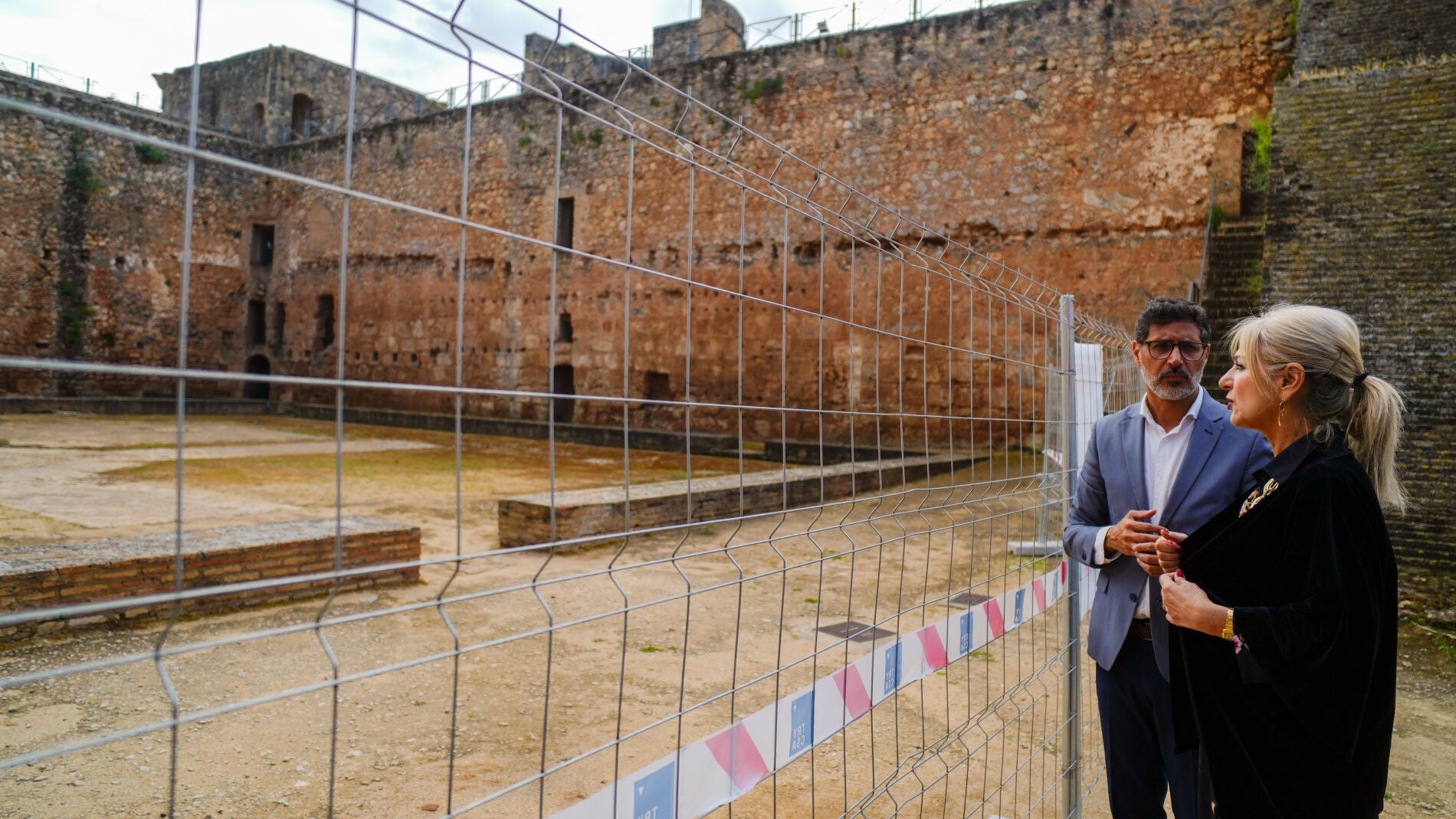 La consejera de Cultura y Deporte, Patricia del Pozo (d) y el alcalde de Niebla, Joaquín Molina (i) durante la visita a las obras del castillo de Niebla. A 5 de mayo de 2025 en Niebla, Huelva (Andalucía, España). La consejera de Cultura y Deporte, Patricia del Pozo, ha visitado el castillo de Niebla (Huelva) para comprobar el avance de las obras de rehabilitación que se están llevando a cabo en este emblemático enclave patrimonial. Durante la visita, ha destacado la importancia de conservar y...
