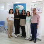 De izquierda a derecha: Elena Navarro Matías, Andrea Domínguez Martín, Nuria Suárez Moreno, Silvia Arroyo Romero y Manuel A. Gómez-Marcos, en la Unidad de Investigación de Atención Primara de Salamanca