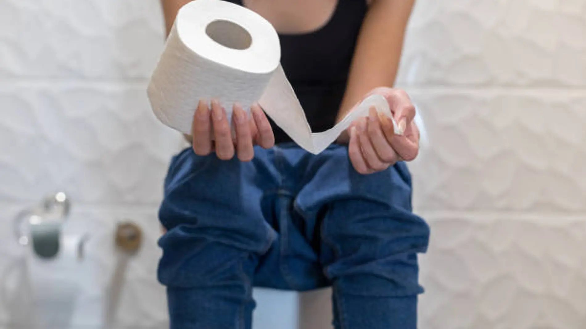 Un experto revela que un hábito común relacionado con el uso del baño es particularmente malo para la salud