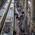 Viajeros afectados se agolpan ante los accesos de la Estación de Tren de Atocha