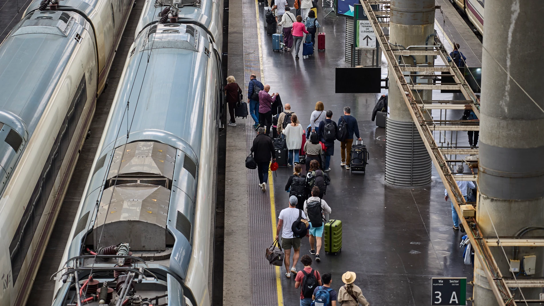 Viajeros afectados se agolpan ante los accesos de la Estación de Tren de Atocha