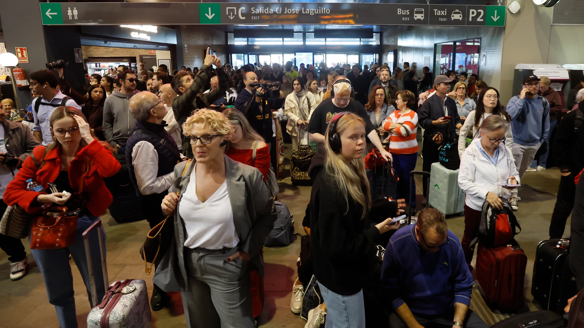 SEVILLA, 05/05/2025.- Cientos de pasajeros aguardan en la Estación de Tren de Santa Justa de Sevilla este lunes tras el robo de cable en cuatro puntos de la provincia de Toledo que ha dejado miles de pasajeros afectados.EFE/ José Manuel Vidal