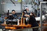 Empleados trabajan en la fábrica de Seat en Martorell