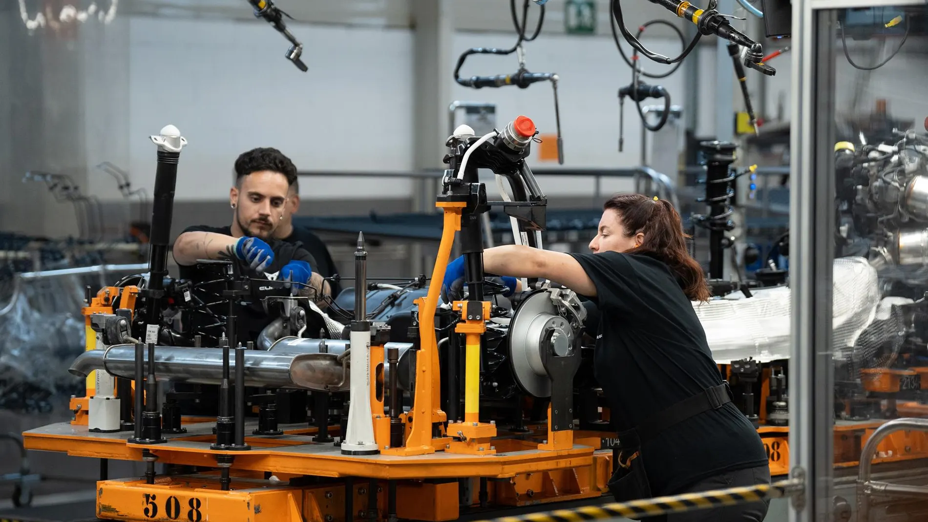 Empleados trabajan en la fábrica de Seat en Martorell