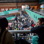 Cientos de ciudadanos aguardan en la madrileña estación de Atocha