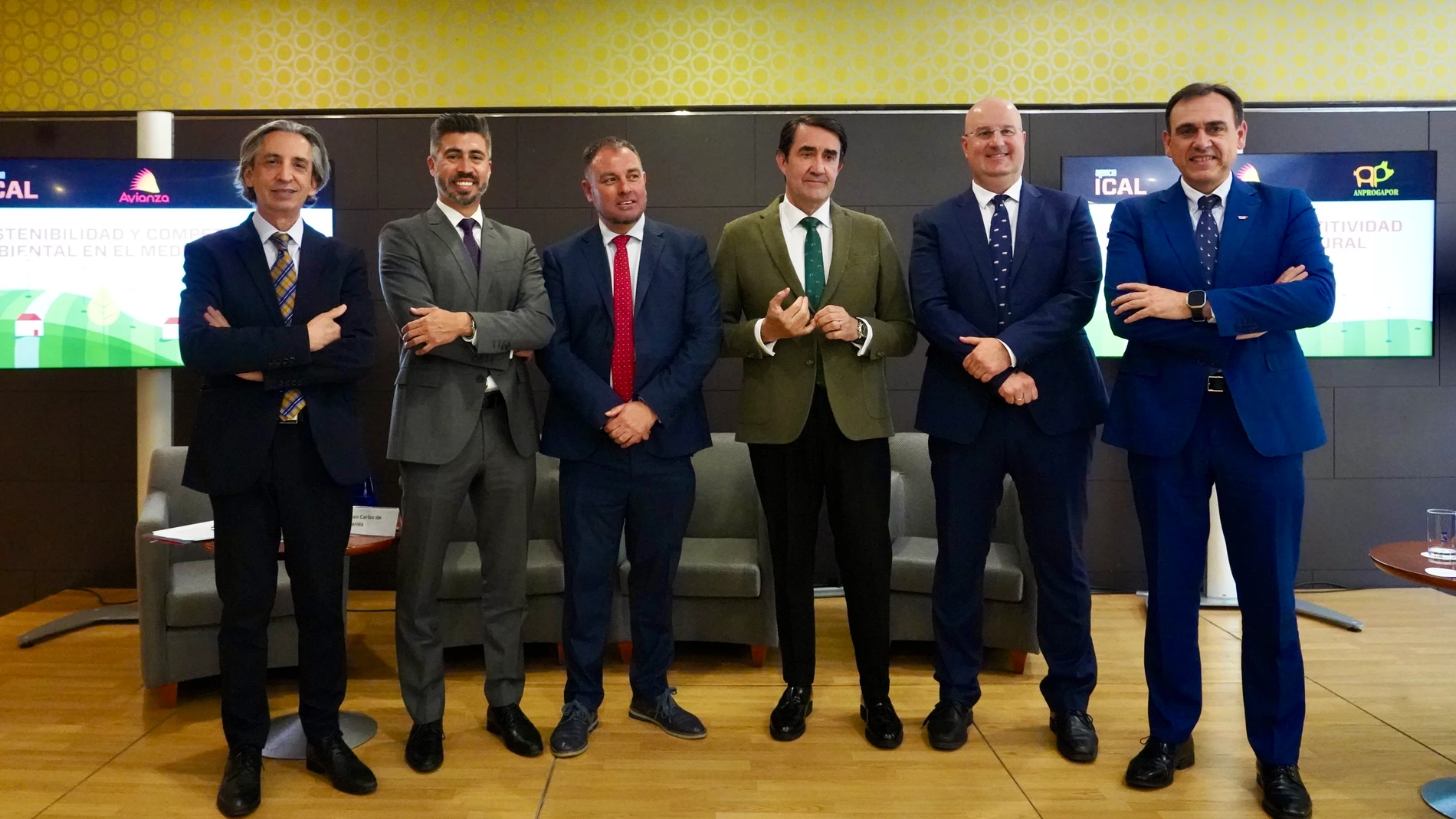 (I a D) El decano del Colegio de Economistas, Juan Carlos de Margarida; el secretario general de Avianza, Jordi Montfort; el director de la Agencia Ical, Luis Miguel Torres; el consejero de Medio Ambiente, Vivienda y Ordenación del Territorio, Juan Carlos Suárez-Quiñones; el director de Anprogapor, Miguel Ángel Higuera y el presidente de Vitartis, Santiago Miguel; en la jornada ‘Sostenibilidad y competitividad ambiental en el medio rural’, organizada por la Agencia Ical