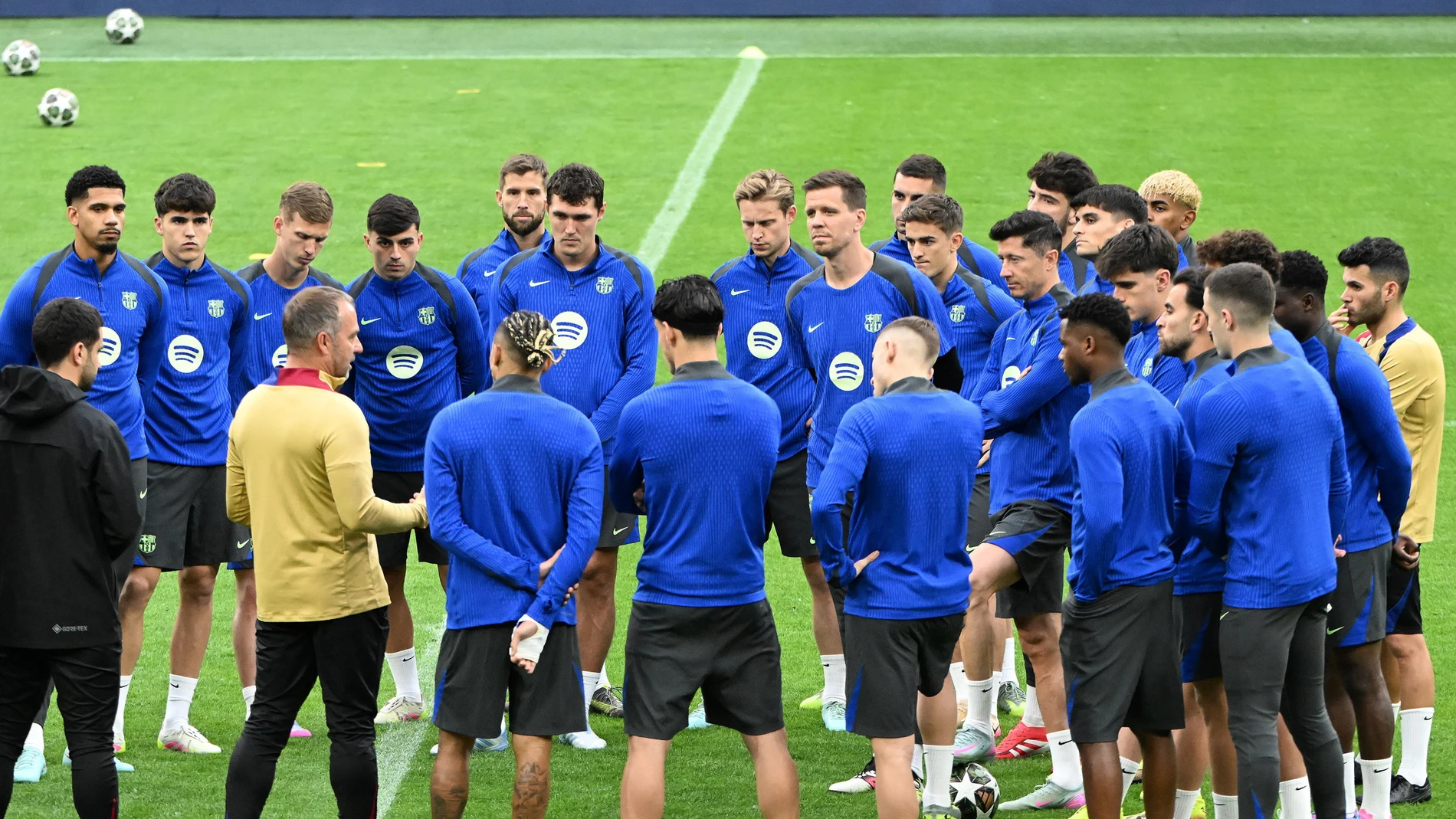 Appiano Gentile (Italy), 05/05/2025.- FC Barcelona’s head coach Hansi Flick (3-L) leads a training session in Milan, Italy, 05 May 2025. FC Barcelona will face FC Inter in their UEFA Champions League semi final second leg soccer match on 06 May. (Liga de Campeones, Italia) EFE/EPA/DANIEL DAL ZENNARO