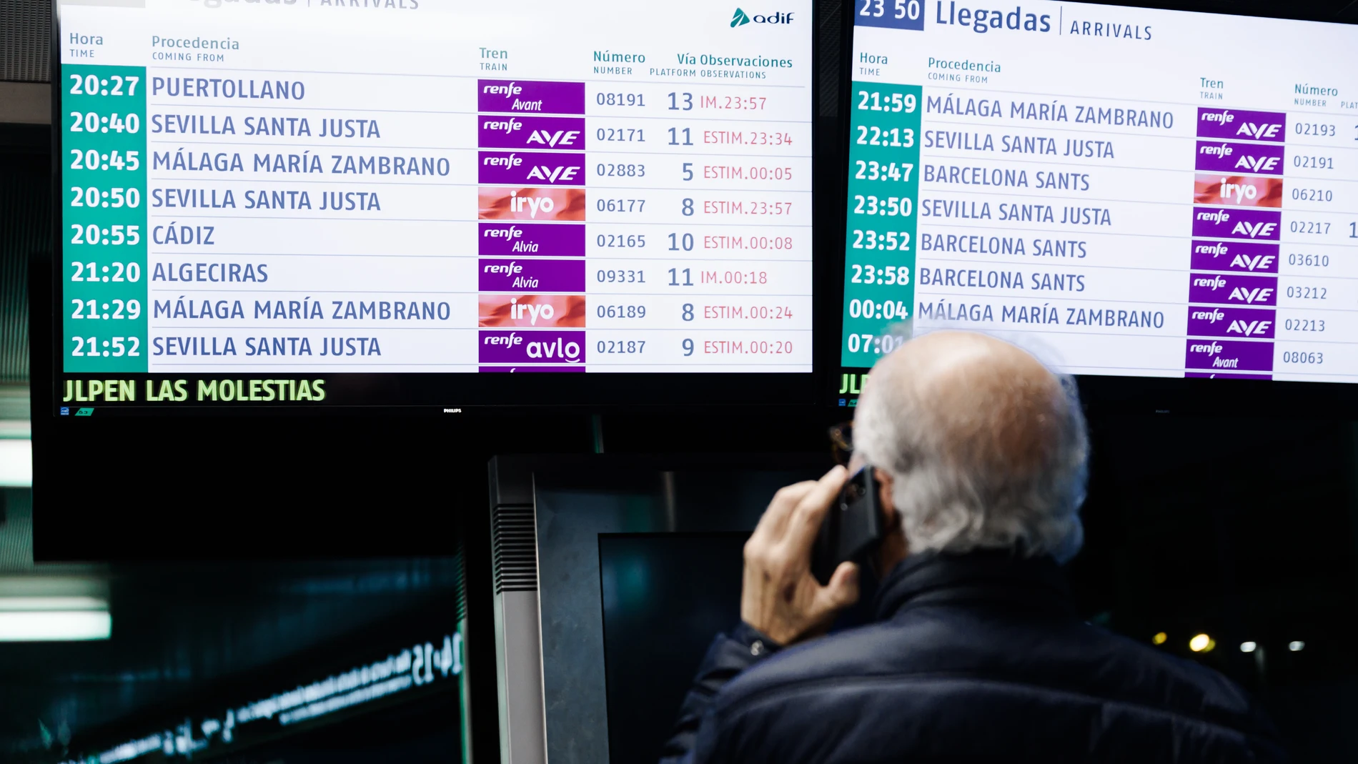 Carteles con las horas de llegada de los trenes en la Estación de Atocha, a 4 de mayo de 2025, en Madrid (España). El ministro de Transportes y Movilidad Sostenible, Óscar Puente, ha denunciado este domingo, 4 de mayo, por la noche "un acto grave de sabotaje" en la línea de alta velocidad Madrid-Sevilla, con robos de cable en distintos puntos, por lo que ha asegurado que la Guardia Civil ya está investigando estos hechos que considera "muy graves". El robo ha supuesto el retraso de más de tre...