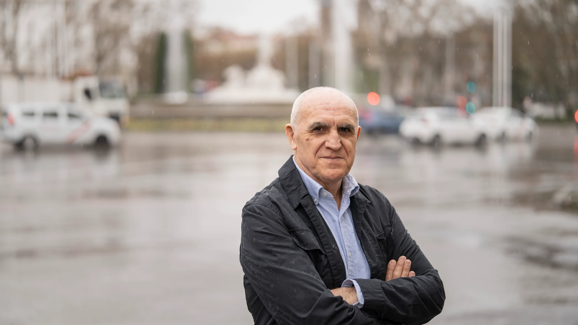 El periodista y poeta Juan Beltrán en la plaza de Neptuno, en Madrid