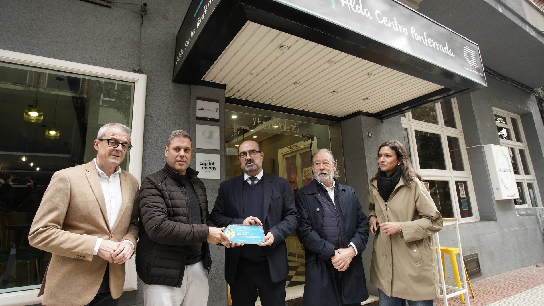 El alcalde de Ponferrada, Marco Morala (C), junto al teniente alcalde y concejal de Turismo, Iván Alonso (2I), el presidente de la Delegación en Ponferrada del Colegio Oficial de Arquitectos de León, Jesús Gorostiza (2D), el concejal de Hcienda, Luis Antonio Moreno (I), y la concejala Presidencia, Relaciones Institucionales, Fondos Europeos, Transparencia y Fomento, Lidia Coca, durante la presentación de la primera placa 'Ciudad del Dolar'