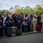 Viajeros afectados se agolpan ante los accesos de la Estación de Tren de Atocha este lunes tras verse afectado