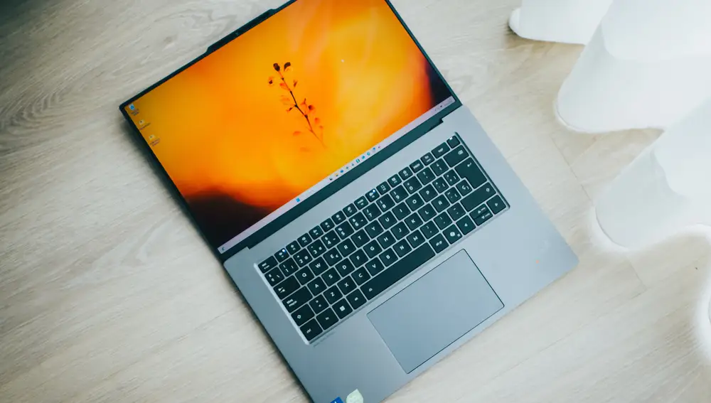 El portátil, abierto a todo lo que permite la bisagra