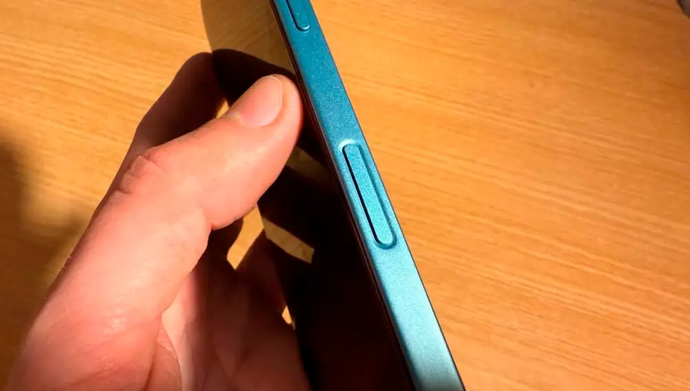 Incorpora un botón de cámara, al estilo de iPhone
