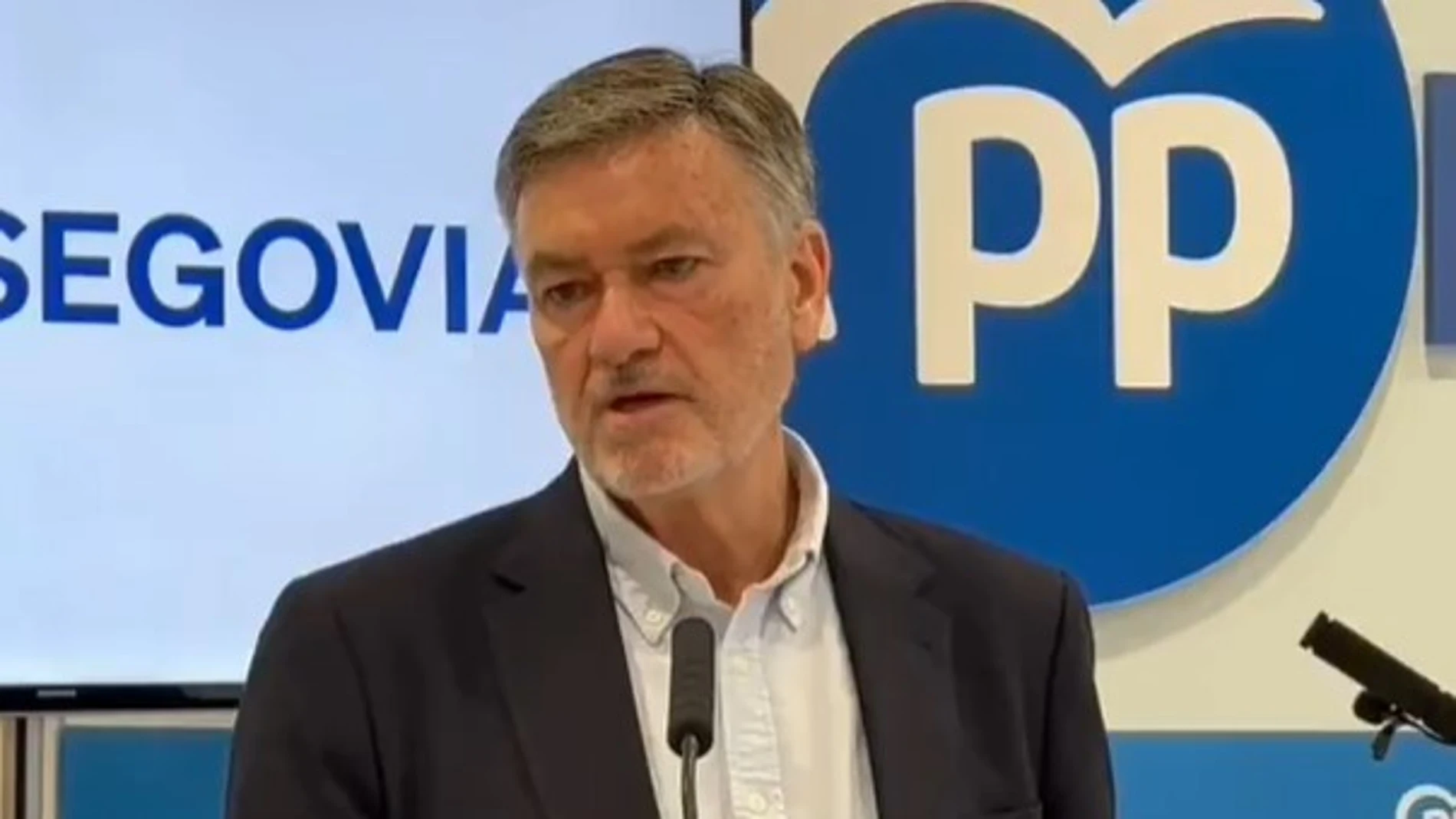 Francisco Vázquez, secretario regional del PP, atiende a la prensa