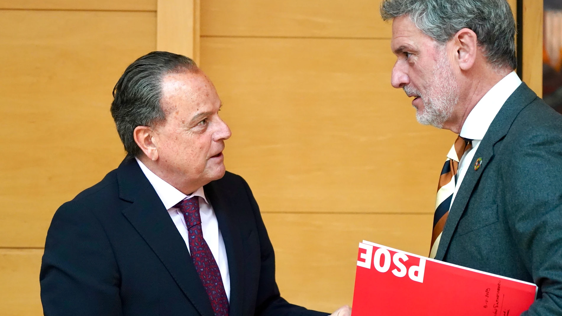 El presidente del Consejo de Cuentas, Mario Amilivia, conversa con el procurador socialista José Luis Vázquez, antes de presentar el informe