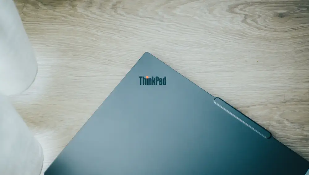 La "I" de ThinkPad se ilumina de color rojo cuando el equipo está encendido