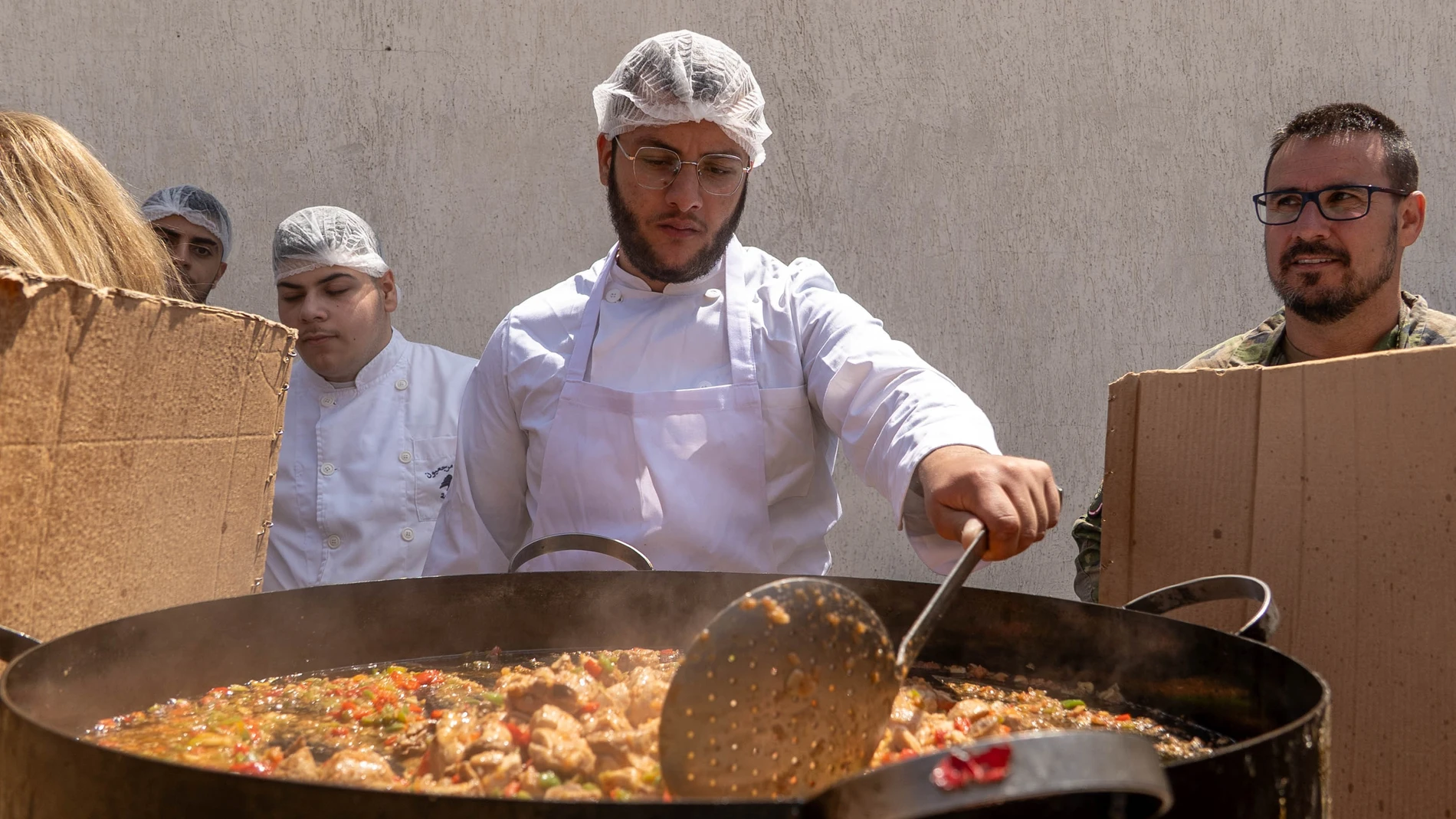 Libaneses elaborando una paella
