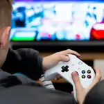 Un niño jugando con la consola Xbox